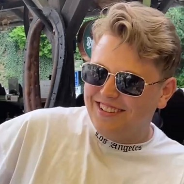 Excel, střih videa, 2D design, náhledy, YouTube bannery, transkripce, RU/EN/CZ, reklamy