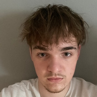 Pracuji v Canvě, s AI, tvořím základní weby, překládám texty a dodržuji termíny.