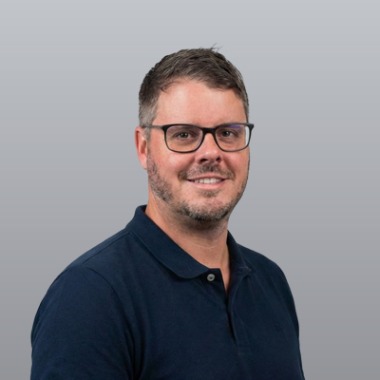 Pomáhám firmám s vizuální komunikací – od social/PPC grafiky po tisk a identitu.
