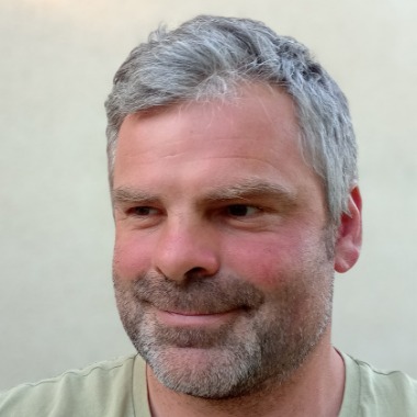 Tvořím loga, grafické návrhy a jednoduché weby pro podnikatele a menší firmy.