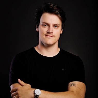 Vy máte příběh. Já ho řeknu.