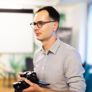 Video tvůrce, dokumentarista, kameraman, střihač, zvukař, reportážní fotograf